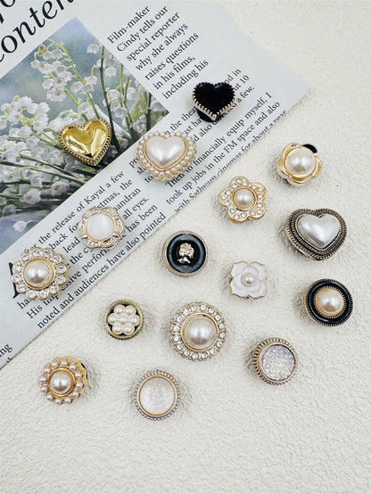 16 Décorations de chaussures en résine avec perles et motifs cœur/papillon
