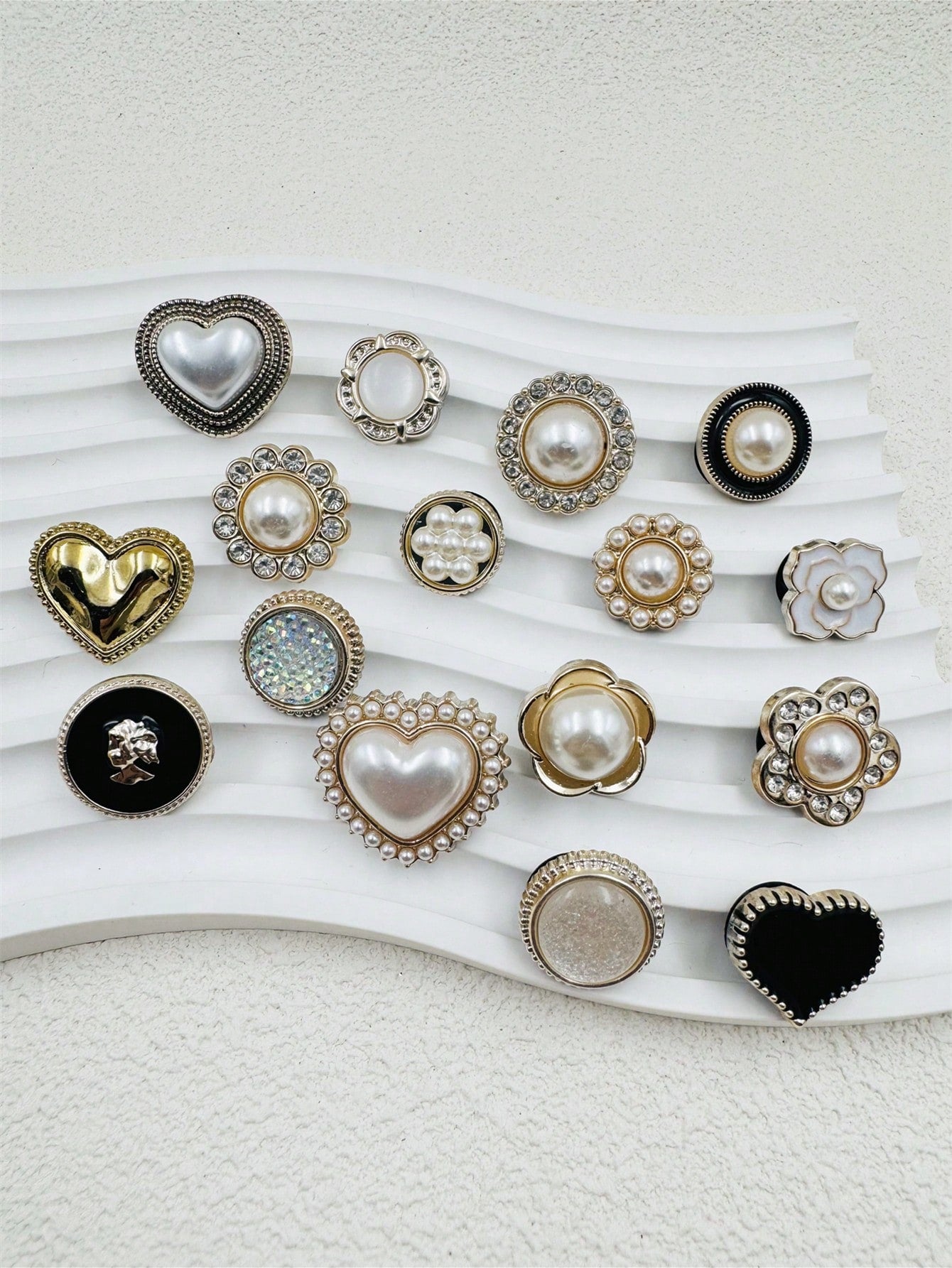 16 Décorations de chaussures en résine avec perles et motifs cœur/papillon