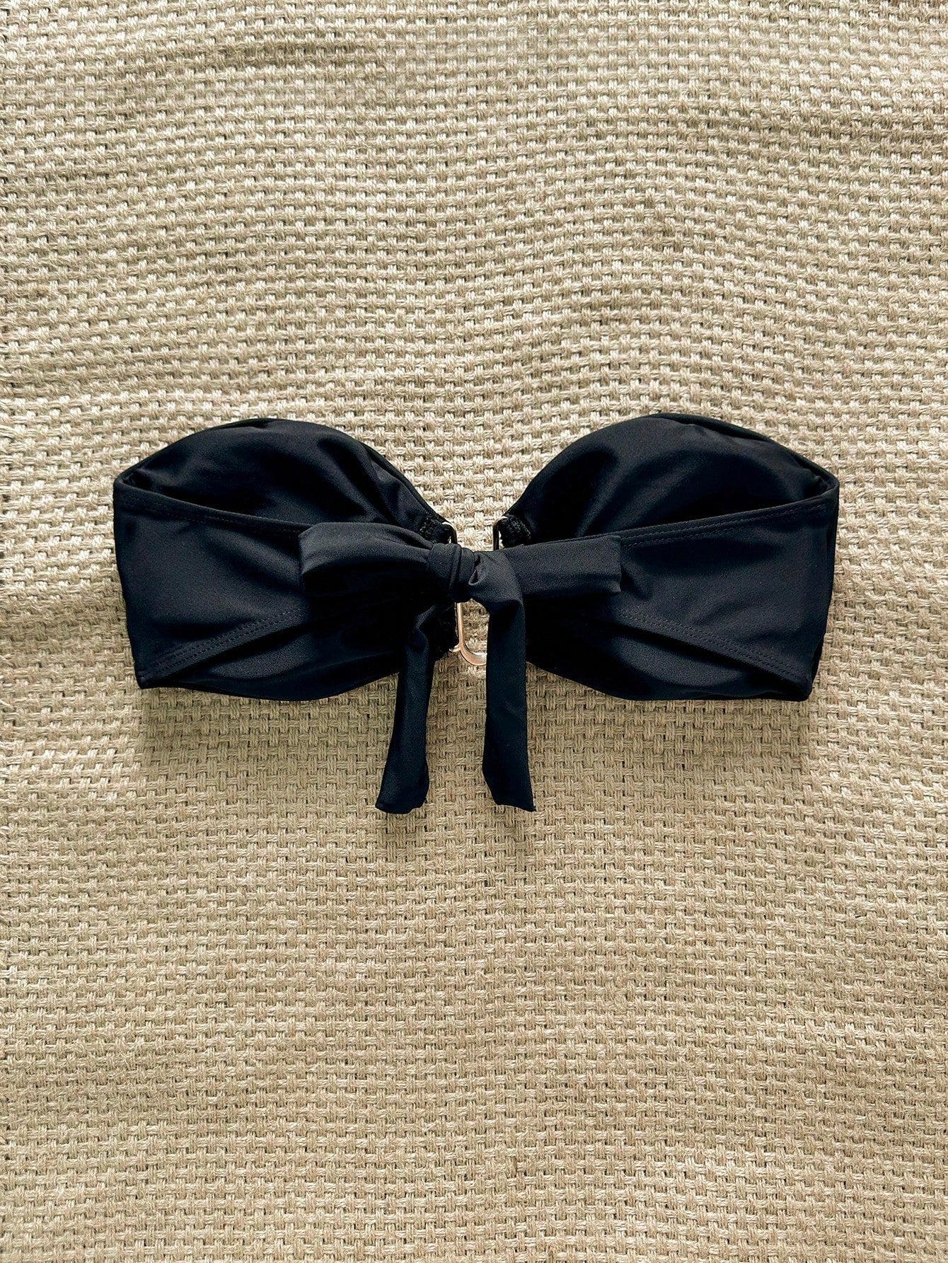 Top de bikini bandeau unie avec décoration métal