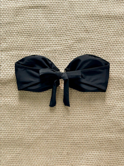 Top de bikini bandeau unie avec décoration métal
