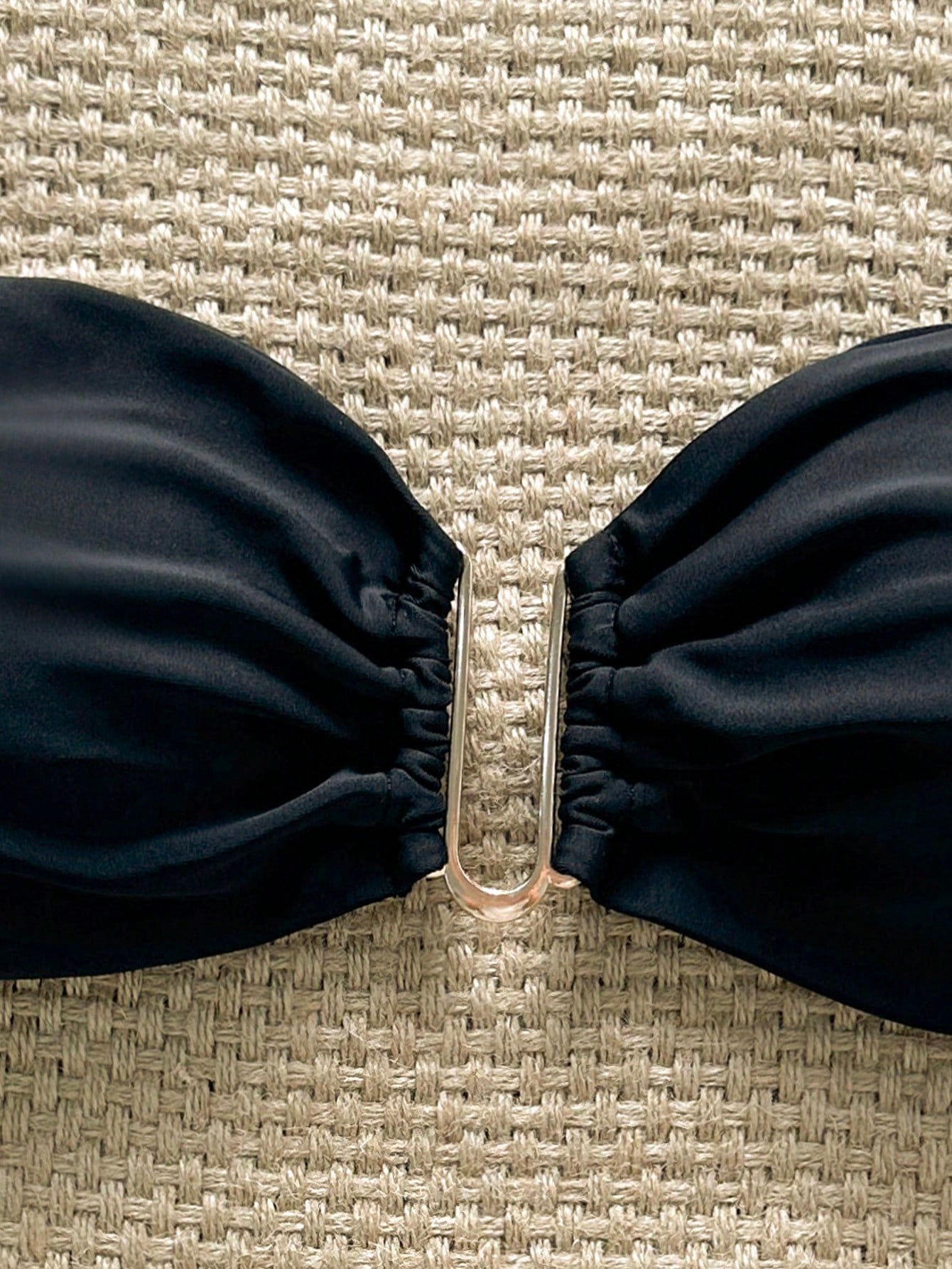 Top de bikini bandeau unie avec décoration métal