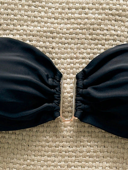 Top de bikini bandeau unie avec décoration métal