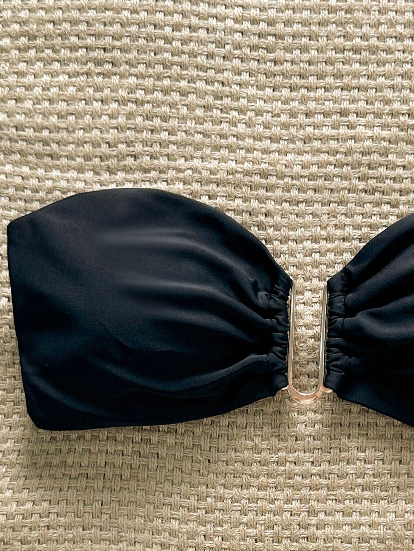 Top de bikini bandeau unie avec décoration métal