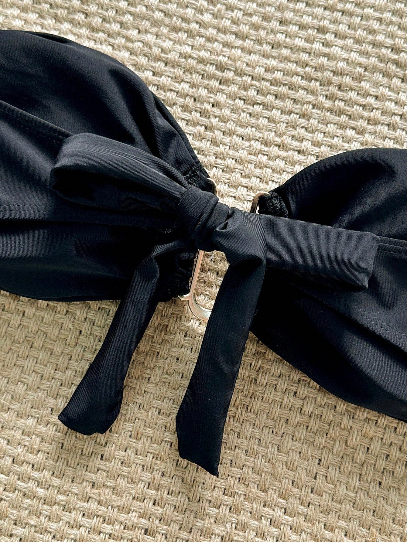 Top de bikini bandeau unie avec décoration métal