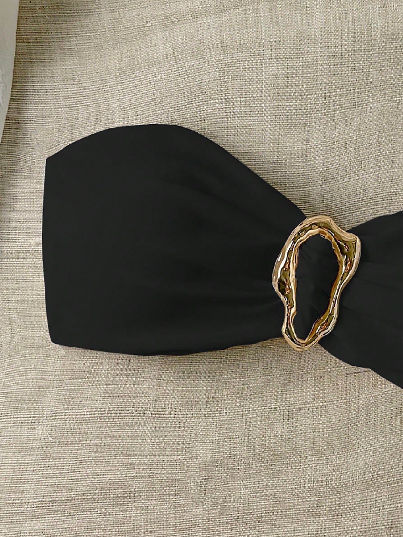 Top de bikini ras-du-cou avec décoration métallique