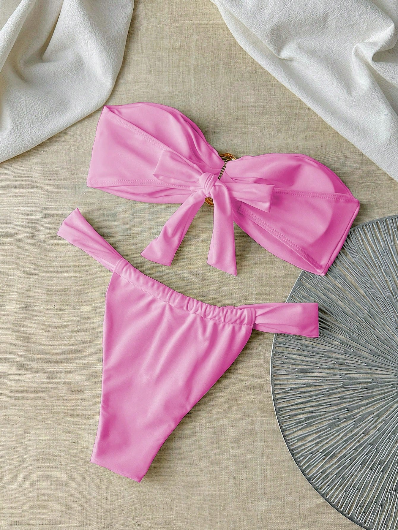 Bikini bandeau et string unie avec décoration métallique