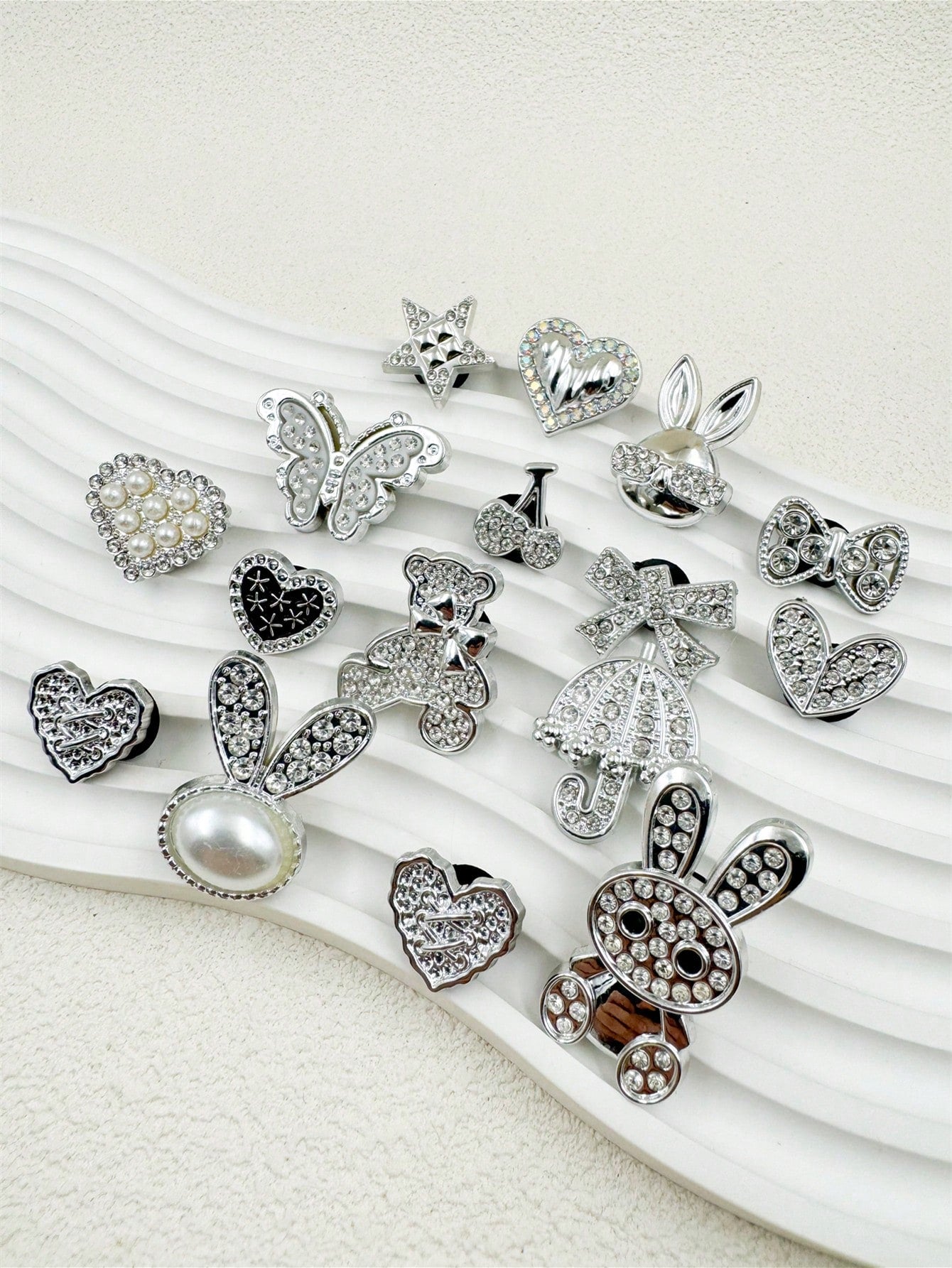 16 Charms Résine pour Chaussures - Cœurs, Papillons, Perles
