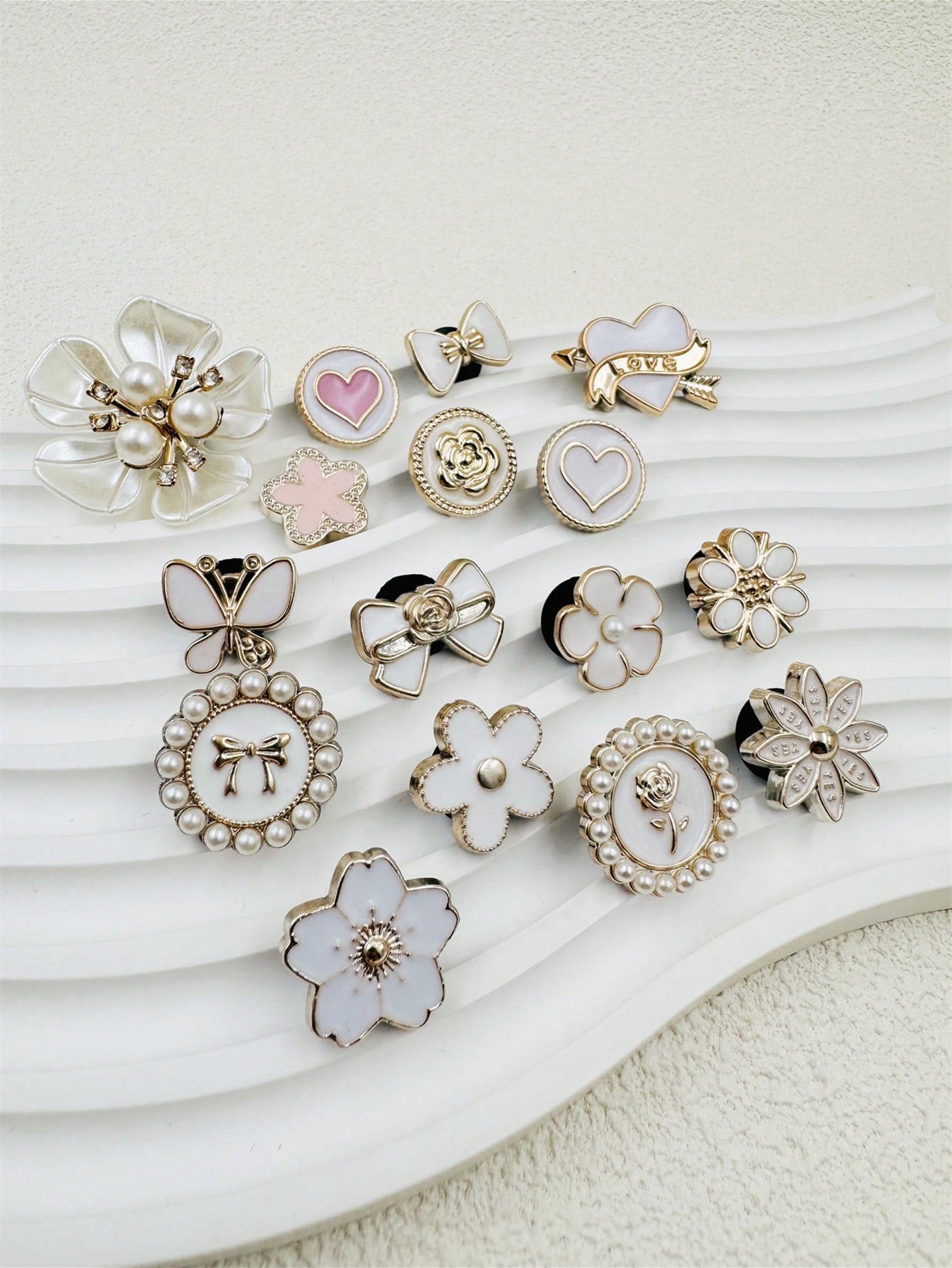16 Perles Décoratives Résine pour Chaussures - Cœurs et Papillons