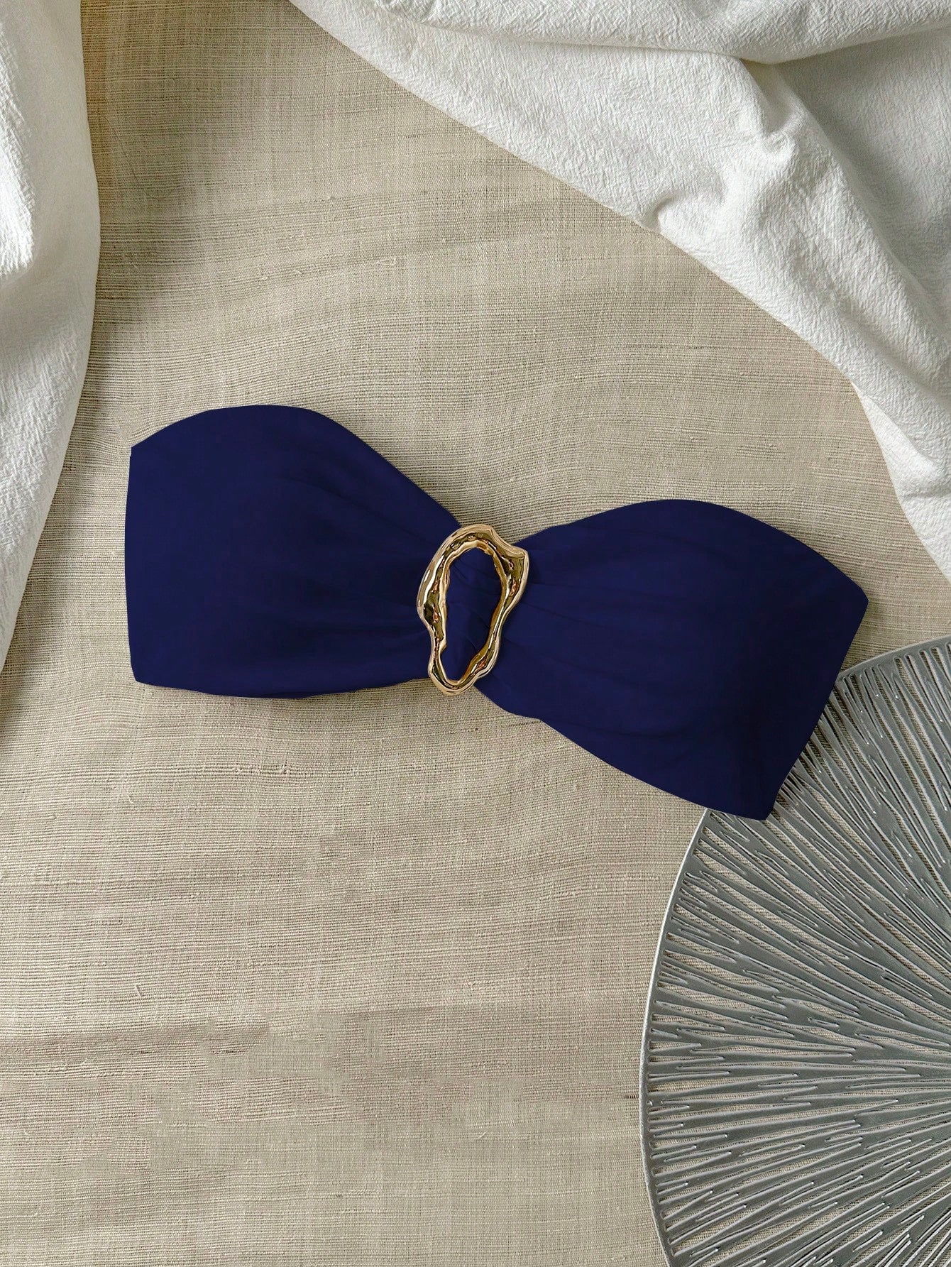 Top de bikini bandeau femme unie avec déco métallique