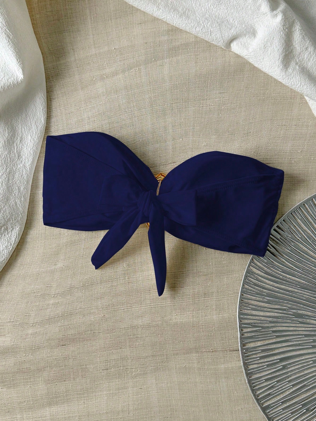 Top de bikini bandeau femme unie avec déco métallique