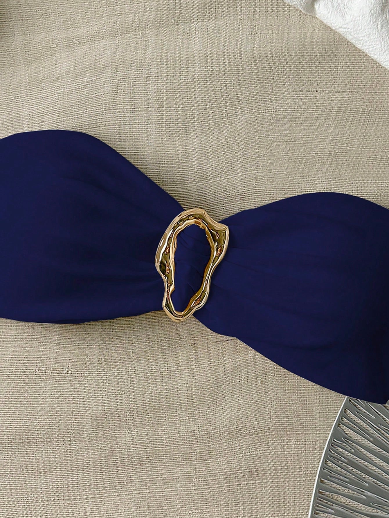 Top de bikini bandeau femme unie avec déco métallique