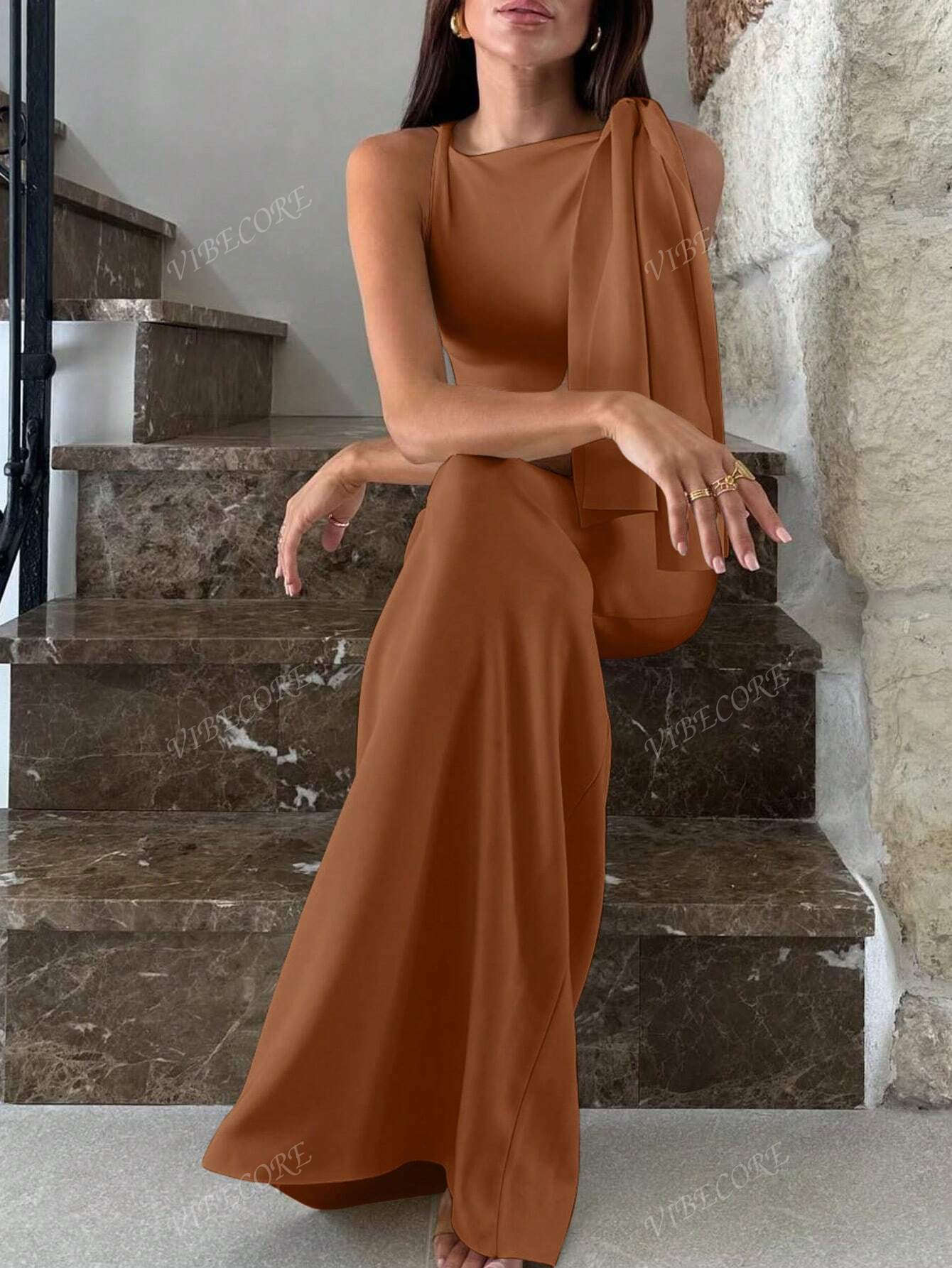 Robe longue sans manches col asymétrique