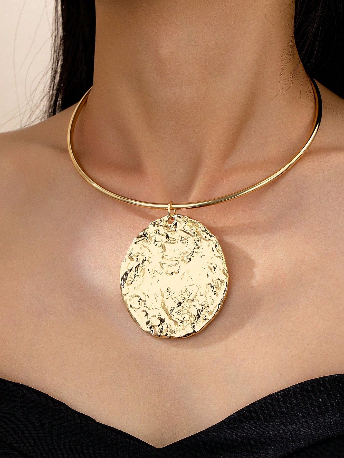 Collier ras-de-cou médaillon ovale doré pour femmes