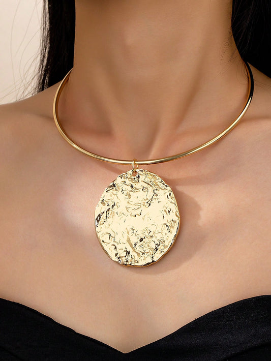 Collier ras-de-cou médaillon ovale doré pour femmes