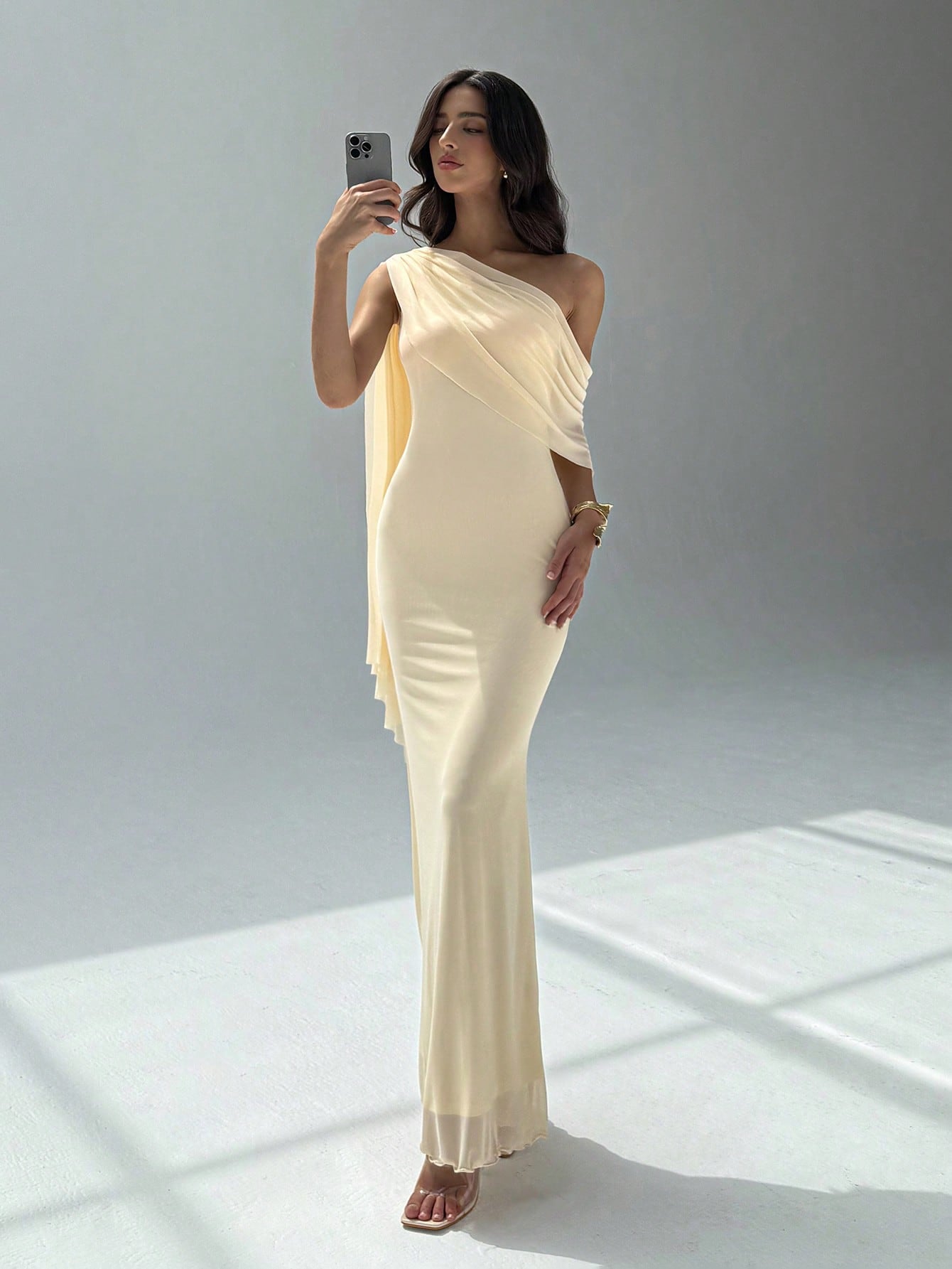 Robe en mousseline de soie asymétrique