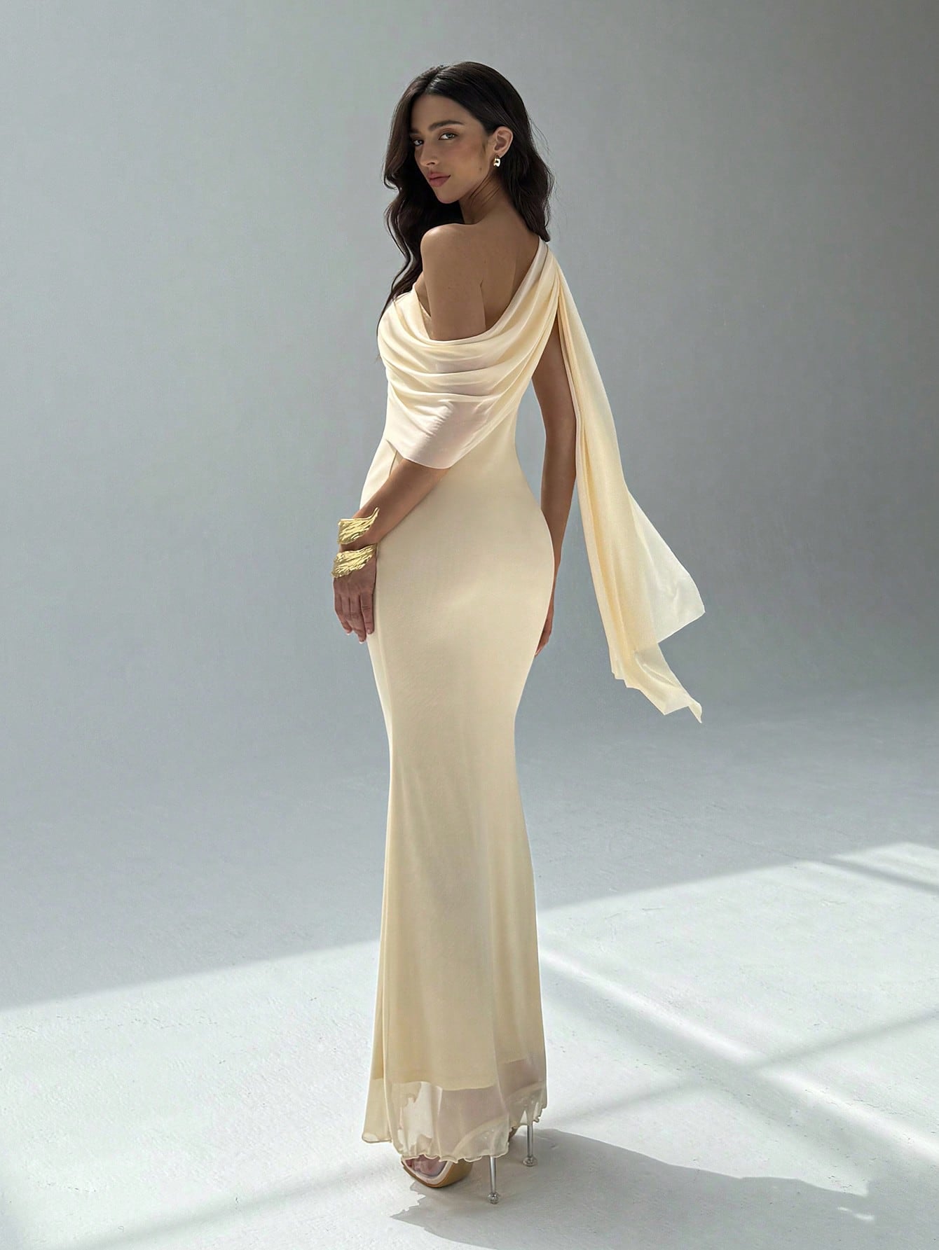 Robe en mousseline de soie asymétrique