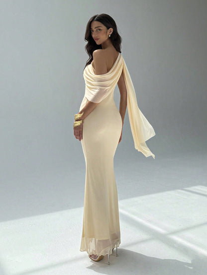 Robe en mousseline de soie asymétrique