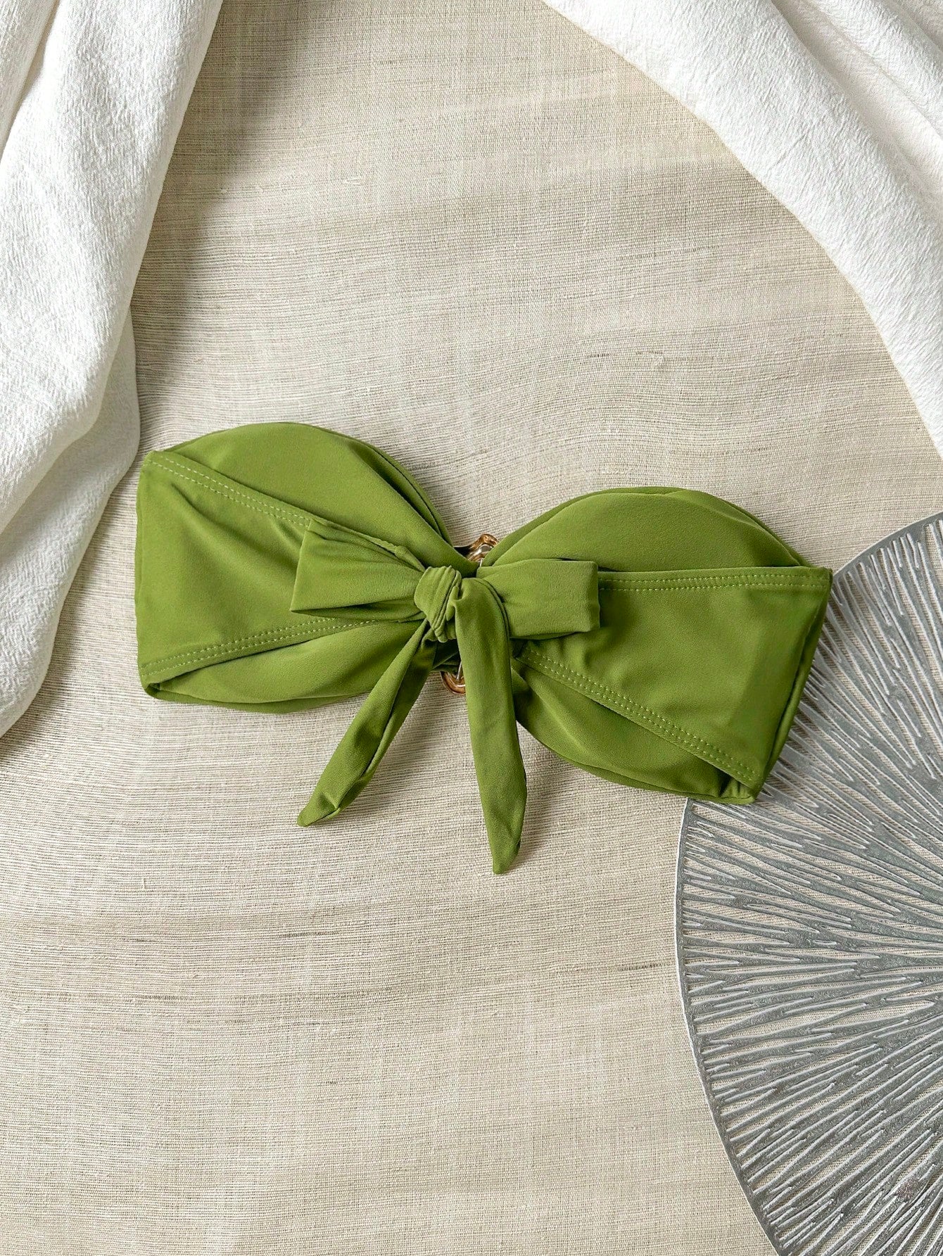 Top de bikini unie avec décoration métallique