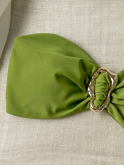 Top de bikini unie avec décoration métallique