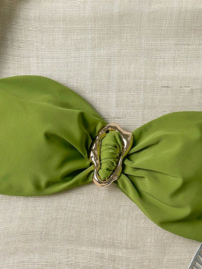 Top de bikini unie avec décoration métallique