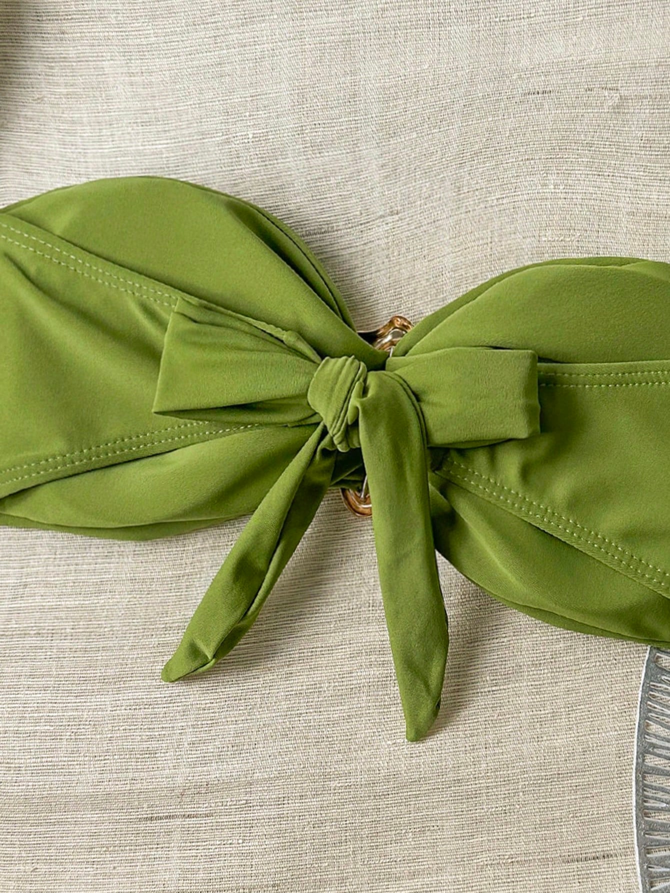 Top de bikini unie avec décoration métallique