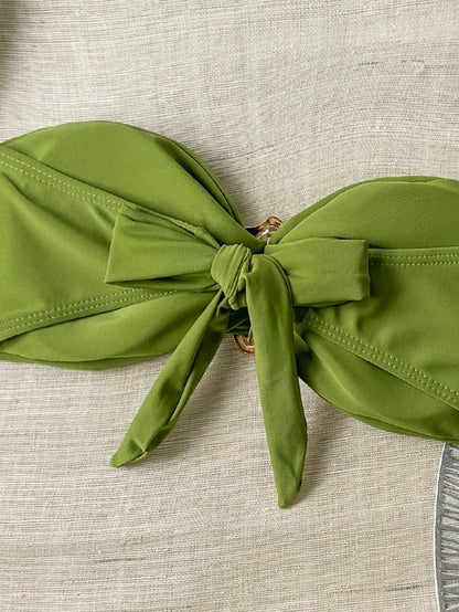 Top de bikini unie avec décoration métallique