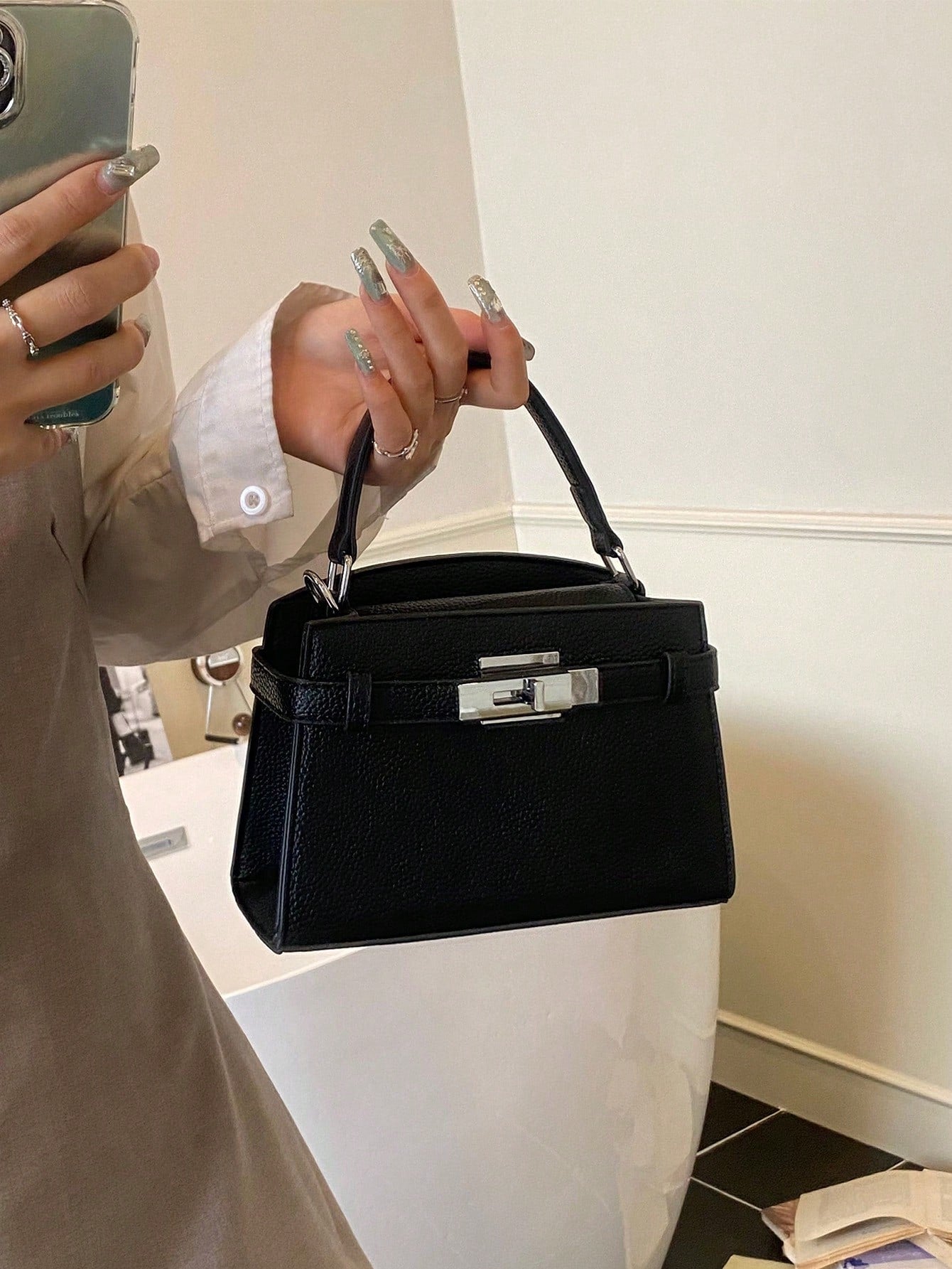 Sac à main bandoulière motif litchi, sangle réglable, cuir