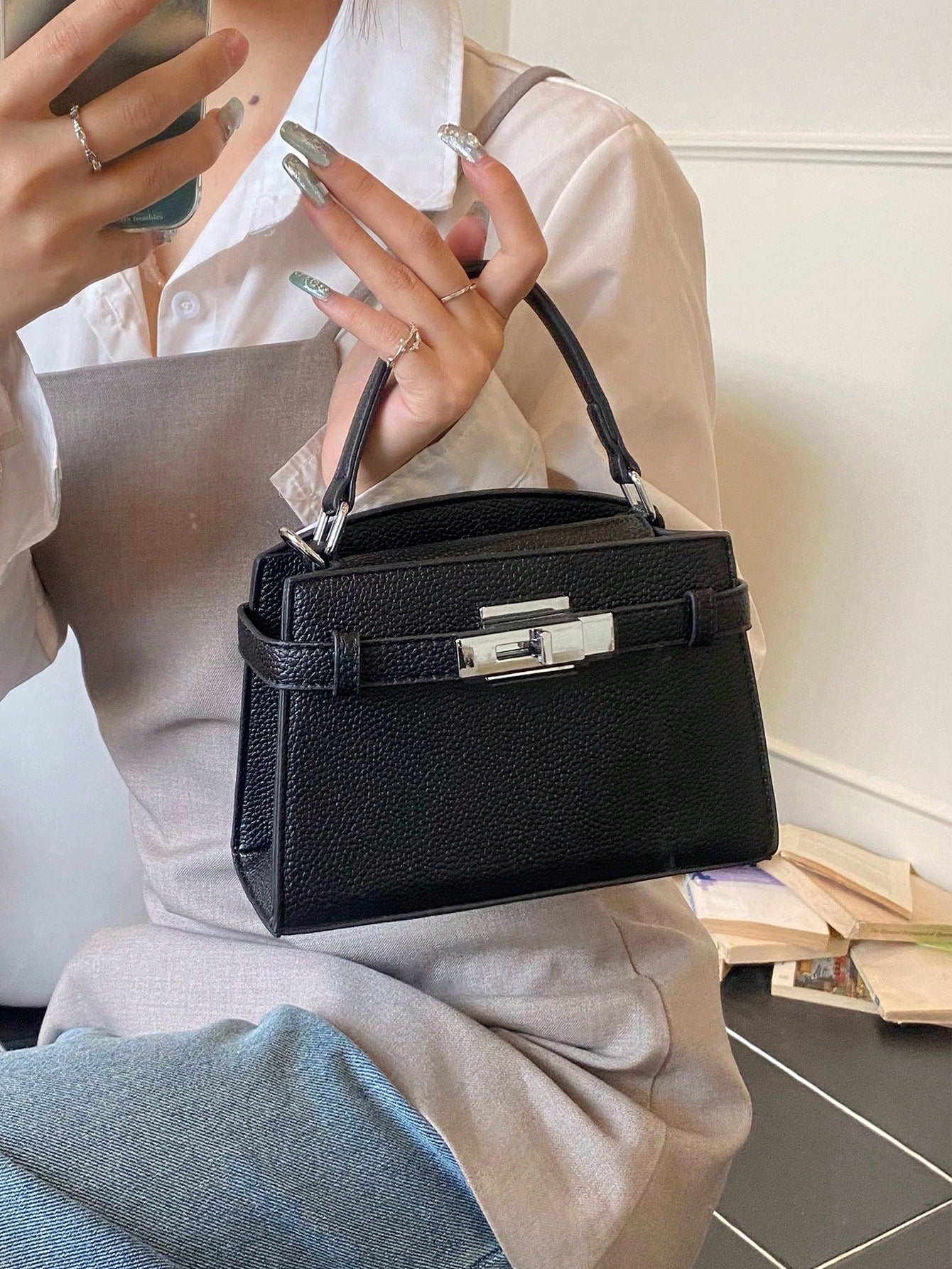 Sac à main bandoulière motif litchi, sangle réglable, cuir