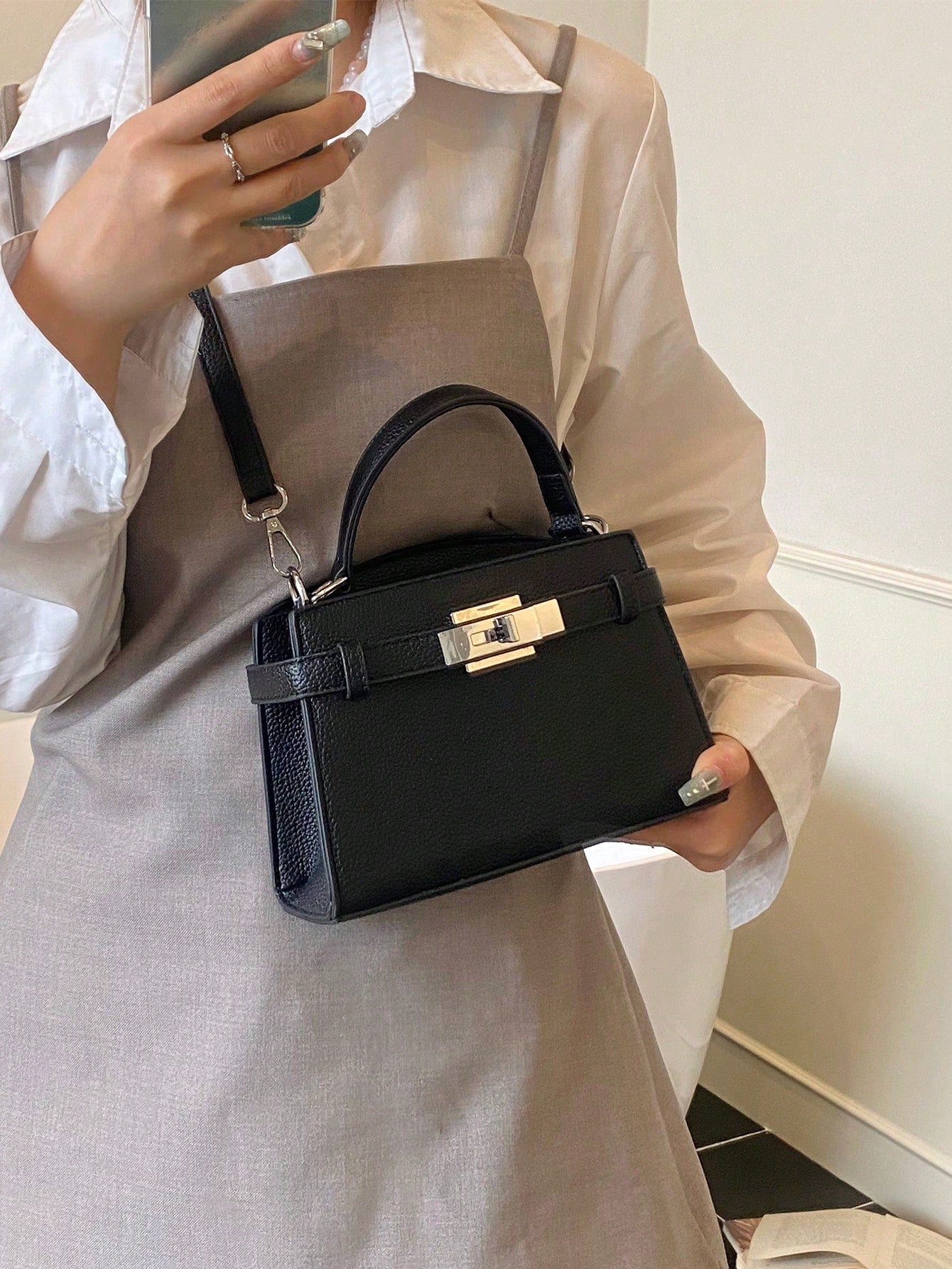 Sac à main bandoulière motif litchi, sangle réglable, cuir