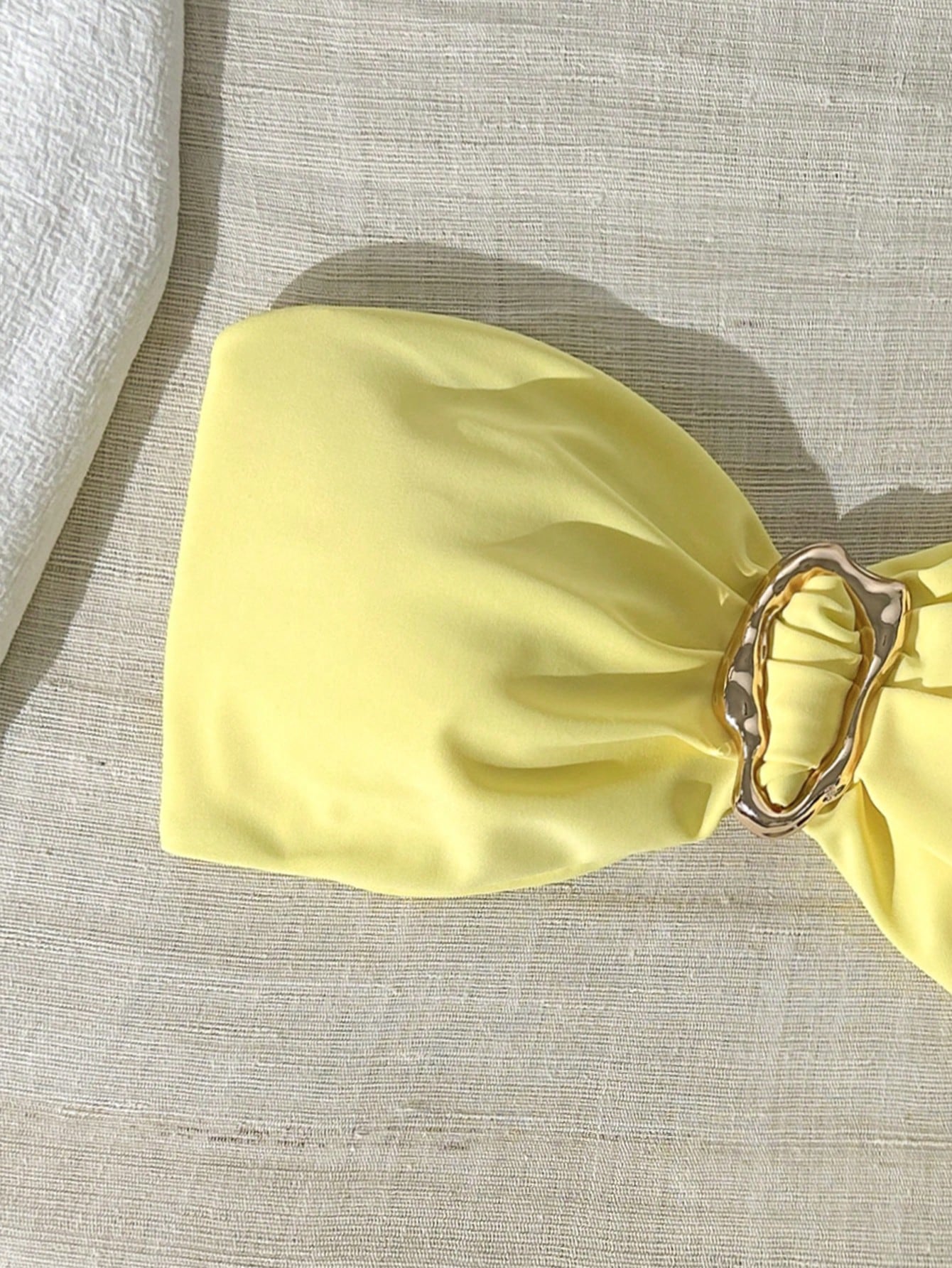 Top de bikini sans bretelles avec décoration métallique