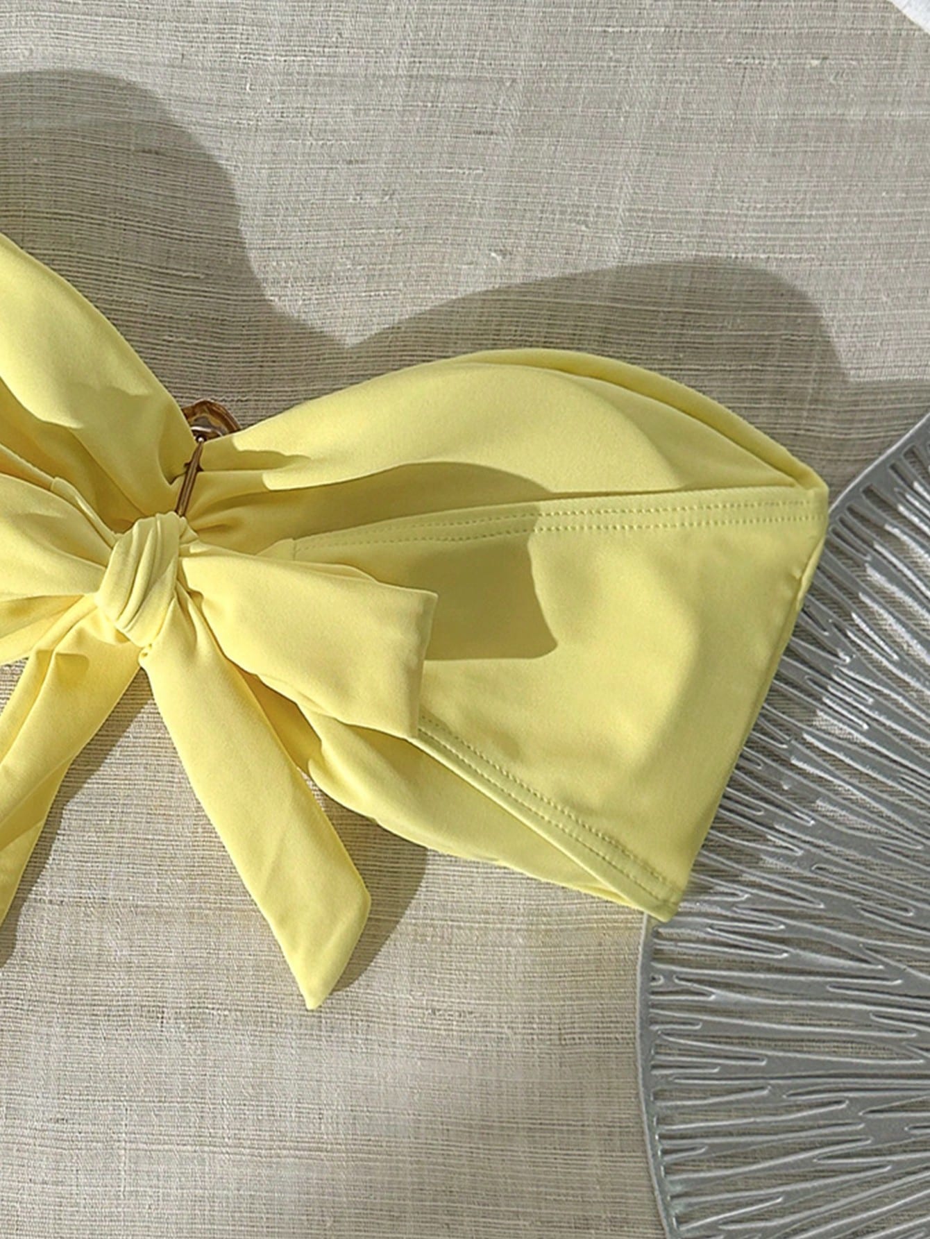 Top de bikini sans bretelles avec décoration métallique
