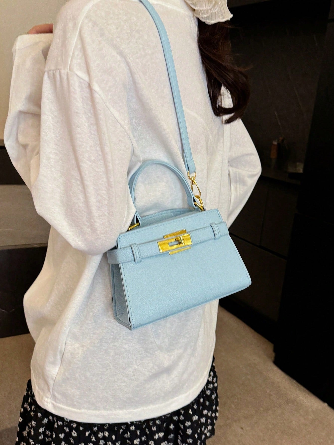 Sac bandoulière femme en PU motif litchi, sangle réglable et fermeture magnétique