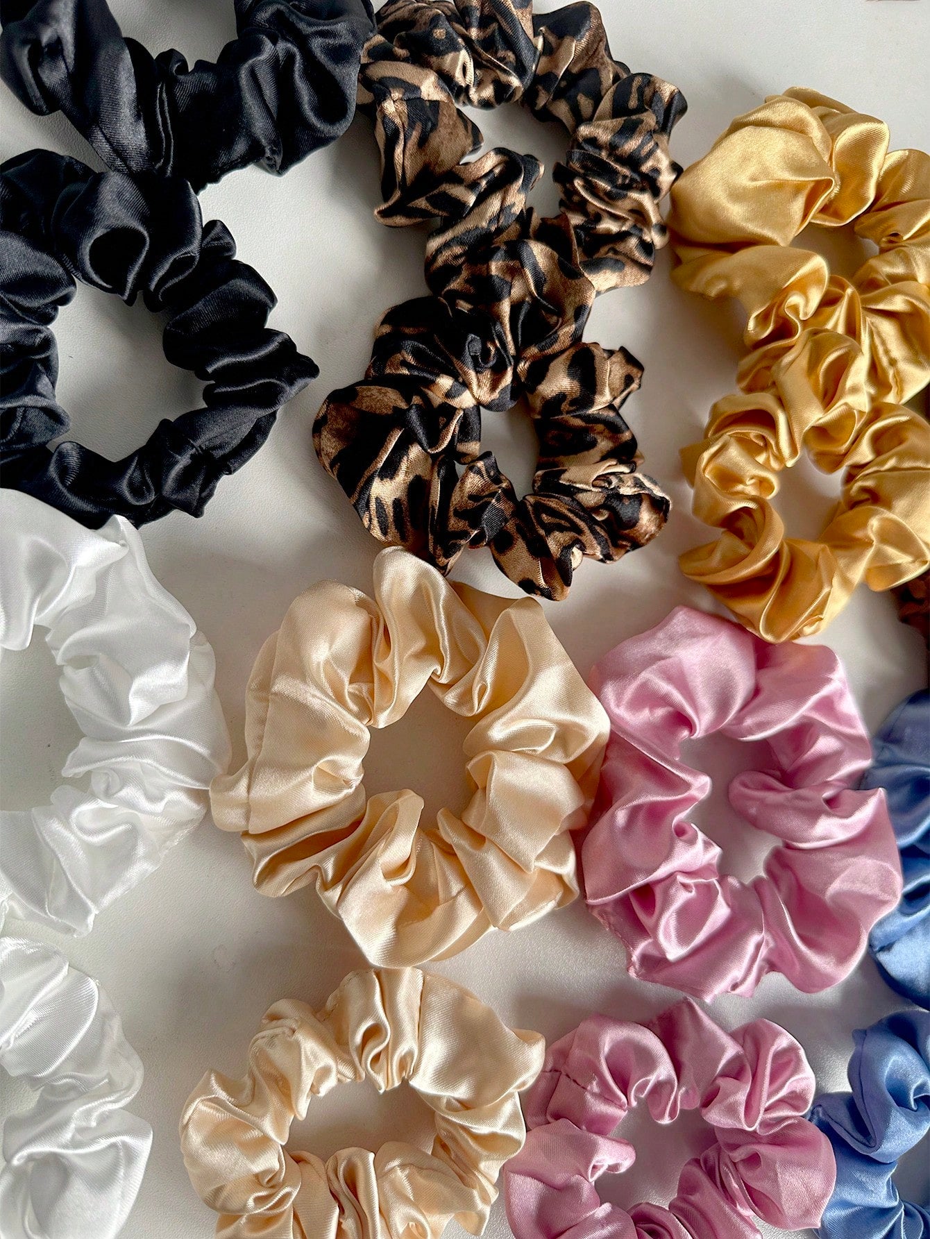16 Élastiques Satin Unis et Léopard - Chouchous Doux et Élastiques