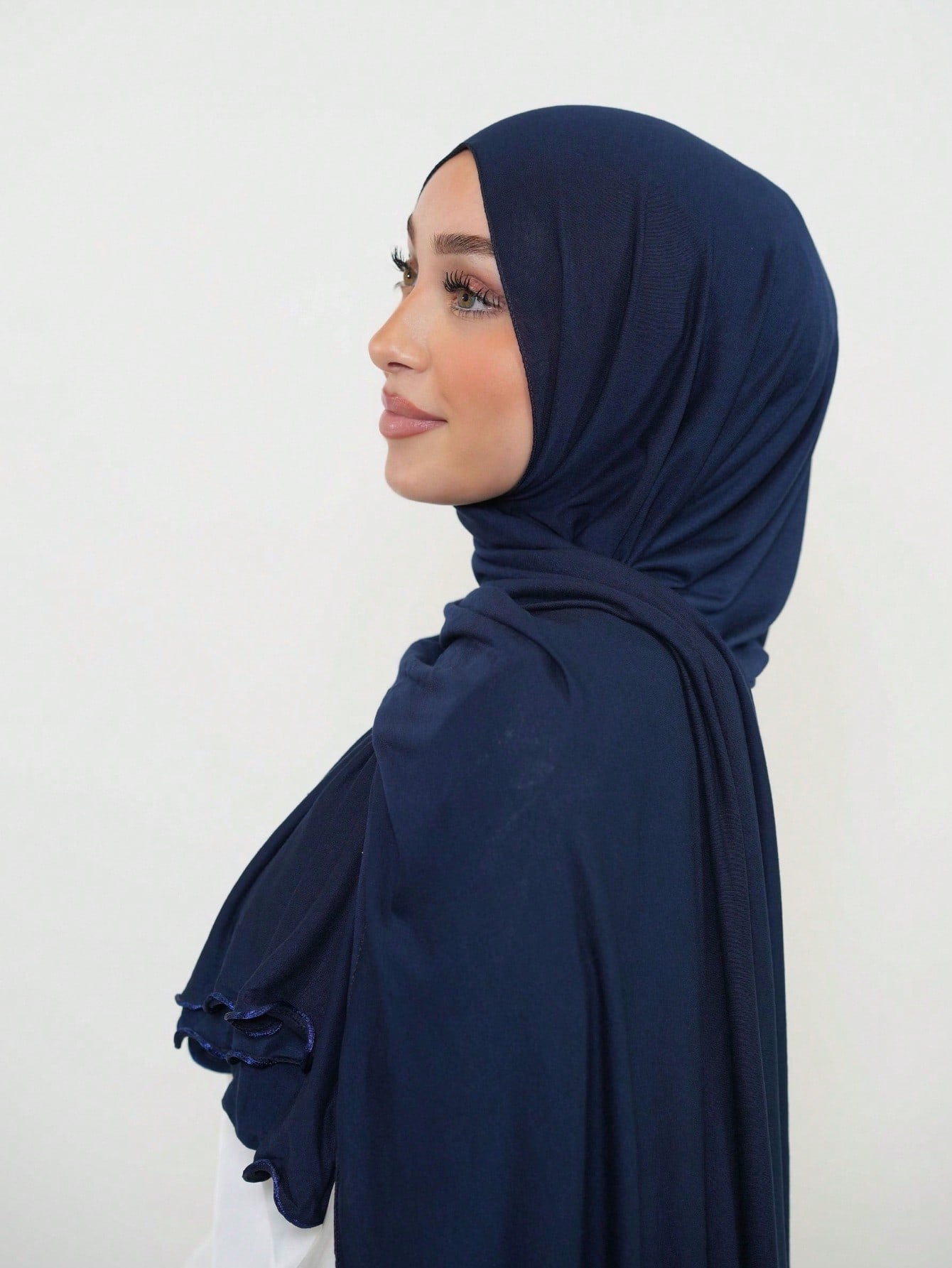 Hijab en coton viscose uni avec bord enroulé - Long et confortable