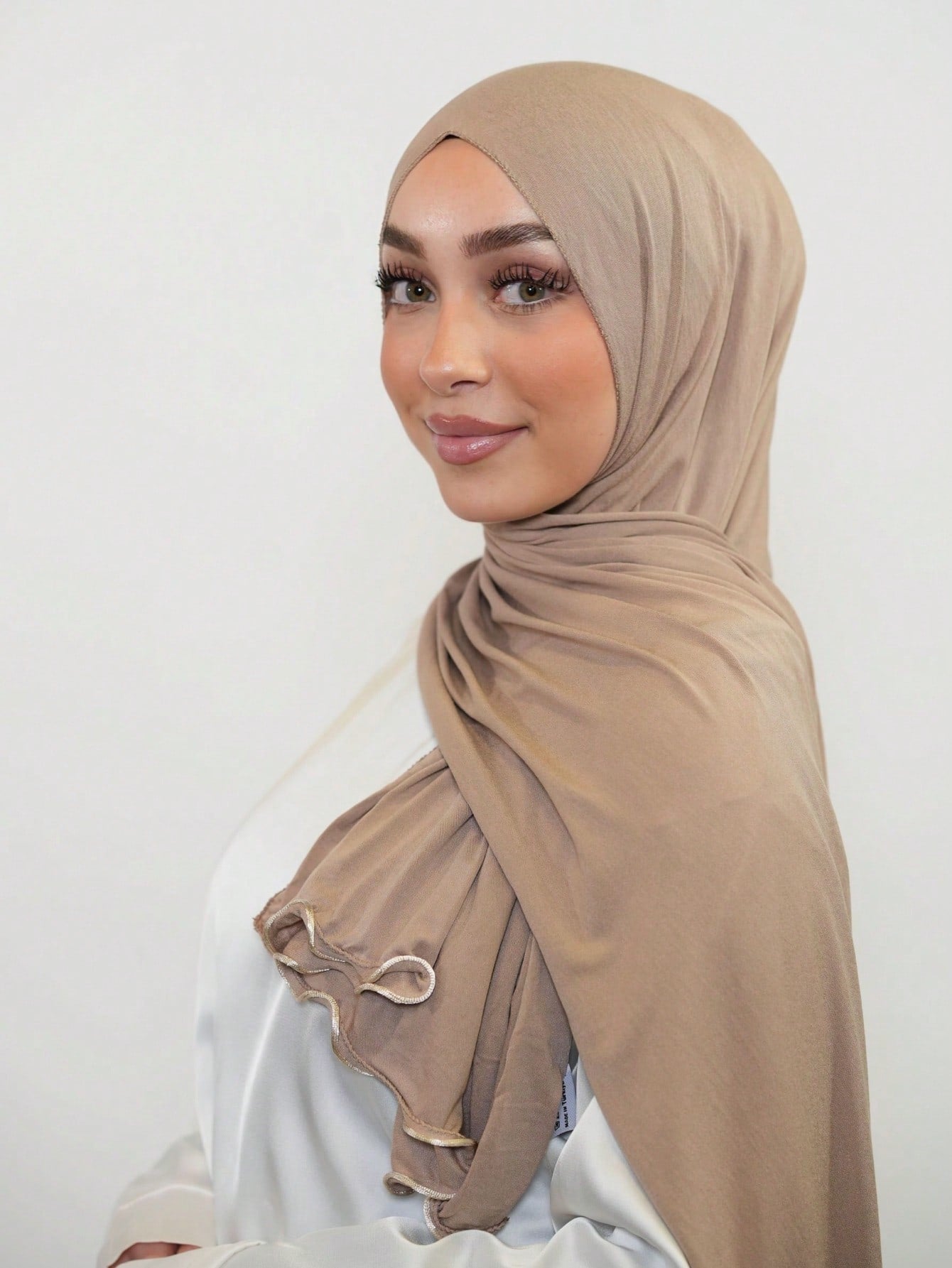 Hijab uni premium avec bord enroulé - Châle long confortable