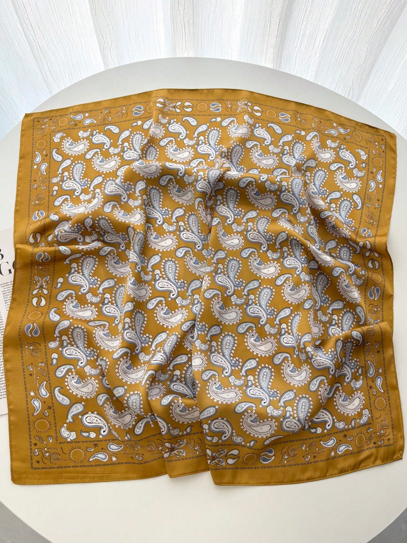 Foulard carré 70cm en faux soie imprimé cachemire