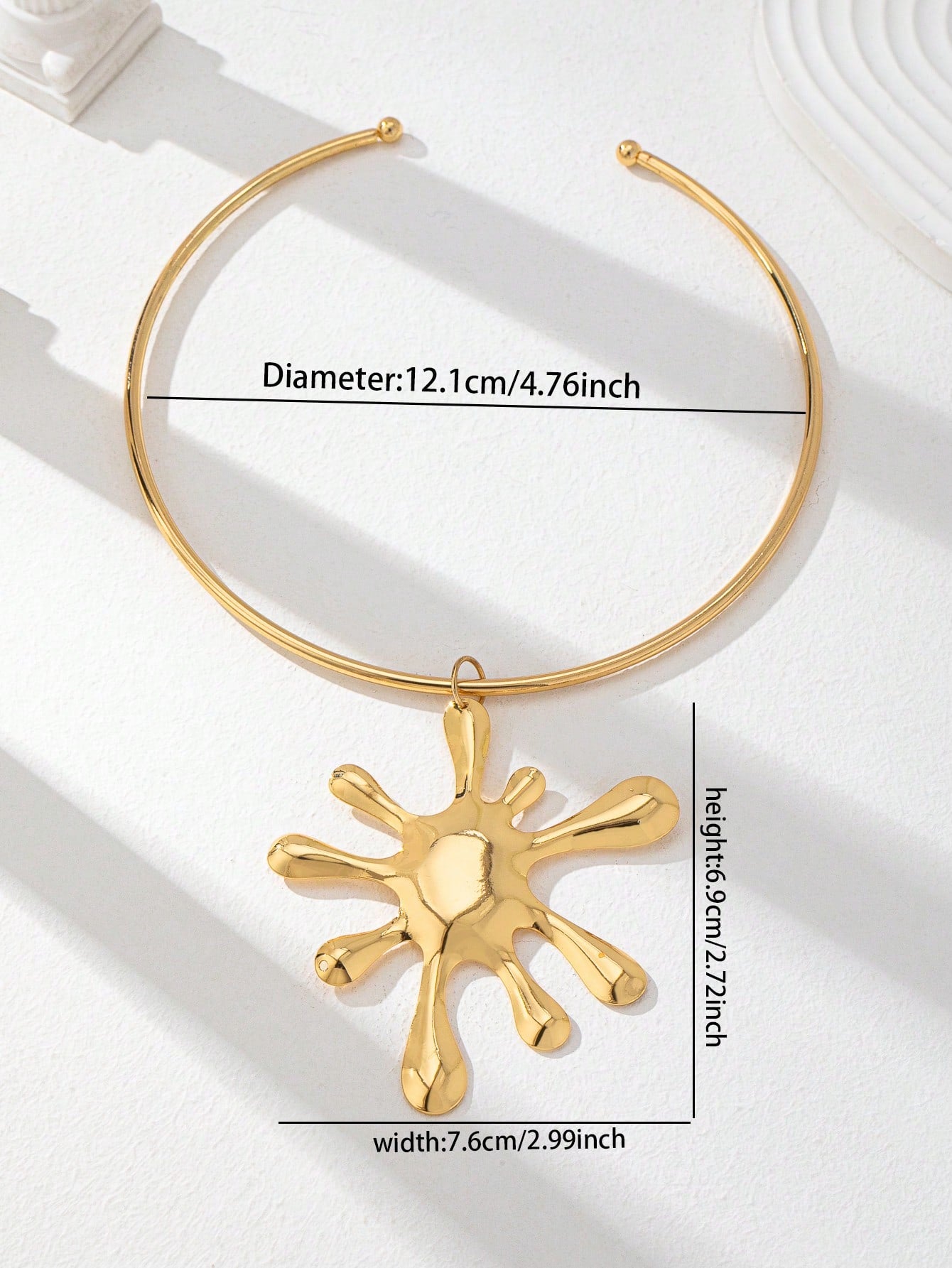 Collier ras-du-cou doré avec pendentif fleur surdimensionné