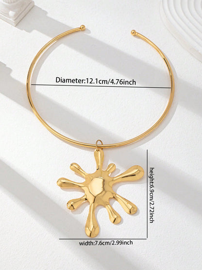 Collier ras-du-cou doré avec pendentif fleur surdimensionné