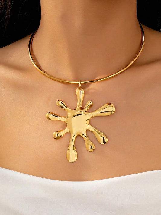 Collier ras-du-cou doré avec pendentif fleur surdimensionné