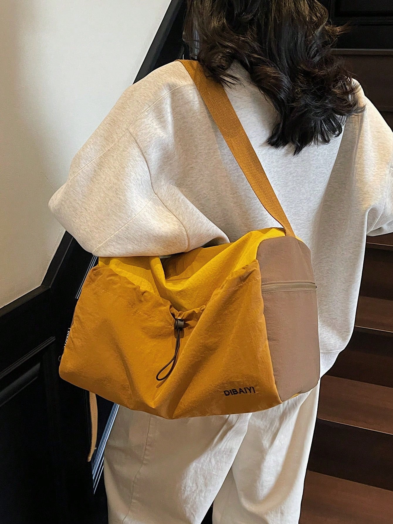 Sac bandoulière grande capacité léger, poches multiples, idéal voyages